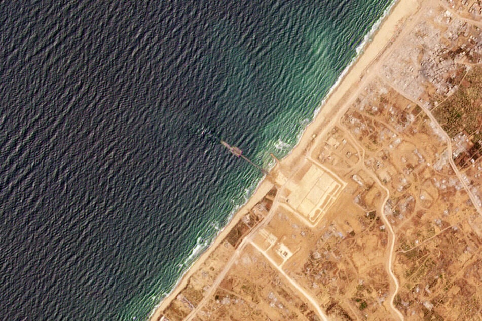 Ein Foto aus der Luft zeigt den neuen Steg an der Küste des Gazastreifens.
