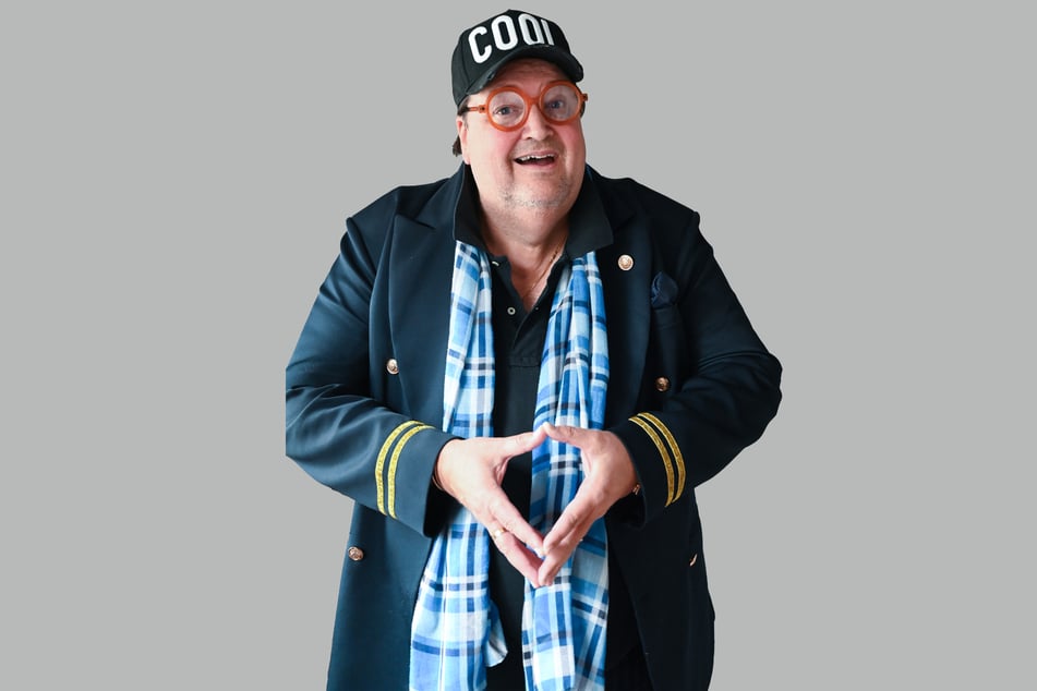 Leicht zu verwechseln: Andreas Ellermann (61) zeigt hier nicht die Merkel-, sondern die HSV-Raute.