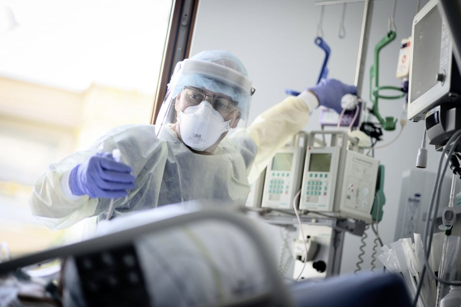 Intensivpfleger Rüdiger Piske arbeitet auf der Intensivstation des Krankenhauses Bethel Berlin mit einer an Covid-19 erkrankten Patientin.