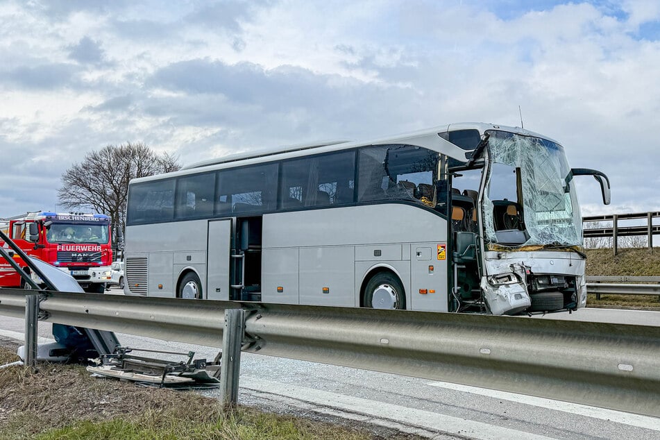 Einer der Busse wurde an der Front schwer beschädigt.