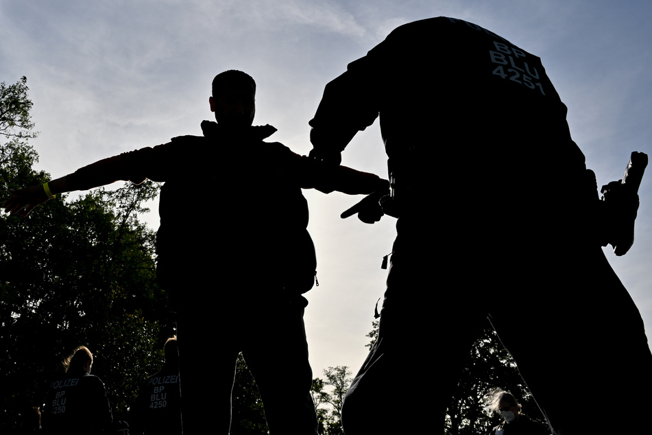 Ein unerlaubt eingereister Migrant wird von einem Beamten der Bundespolizei durchsucht. (Symbolbild)