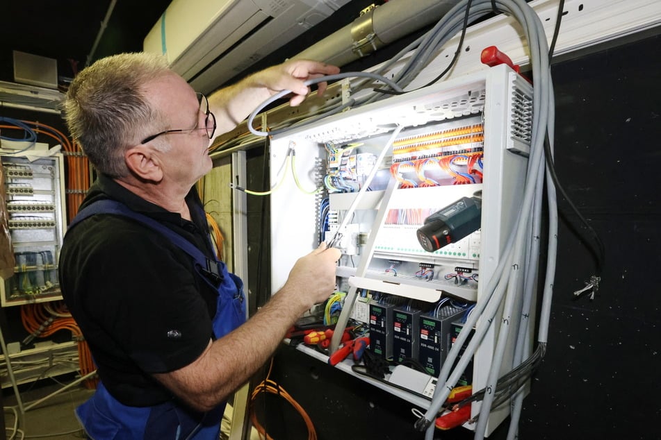 Elektriker Mario Martin (64) verkabelt die Audio-Anlage und scherzt im Gespräch darüber, dass man ein solches System wegen der Kosten wohl lieber nicht zu Hause hätte.
