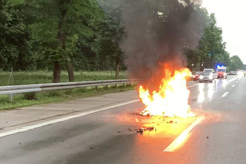 München: Feuer auf A95: Motorrad nach Sturz in Flammen