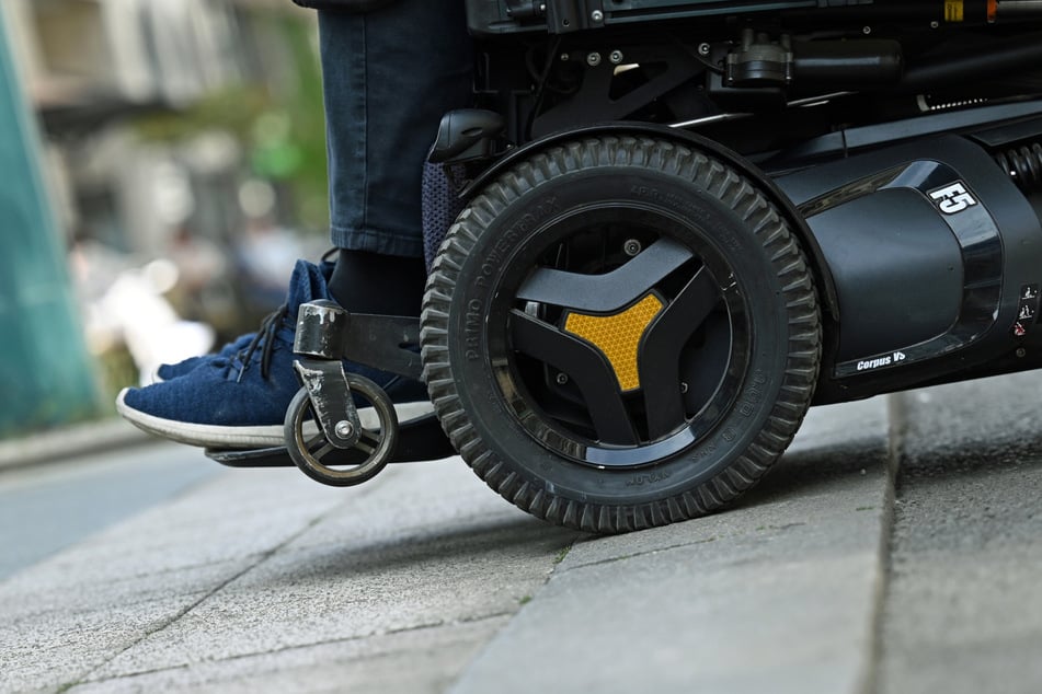 Der beklaute Rollstuhlfahrer kann die beiden Täter nicht beschreiben. (Symbolfoto)