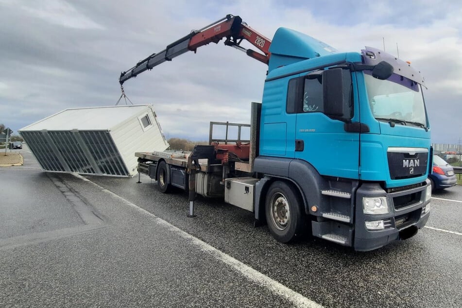 Auf der B271 bei Grünstadt (Rheinland-Pfalz) verlor am Freitagmittag ein Lastwagen einen geladenen Container.
