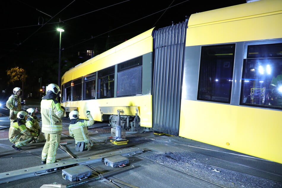 Mit hydraulischen Hebern und einer Verschiebebrücke erfolgt die herausfordernde Aufgleisung.