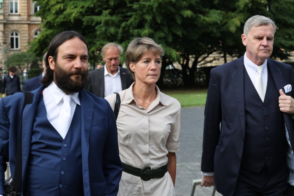 Mit ernstem Blick traf Christina Block (52) am Dienstagmorgen am Landgericht ein. Begleitet wurde sie von ihren Anwälten. Im Hintergrund ist Gerhard Delling zu sehen.