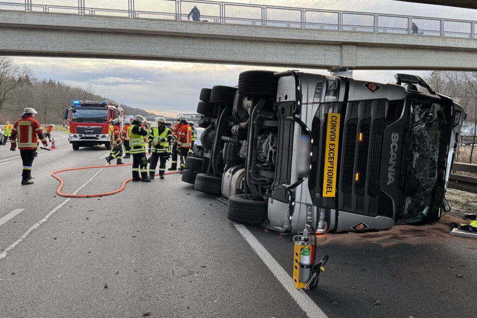 Der umgekippte Lkw musste von den Einsatzkräften mühsam geborgen werden.