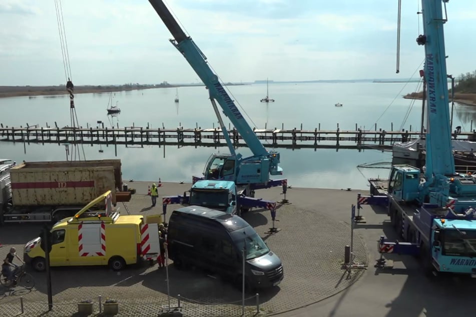 Im Hafen sind mittlerweile mehrere Lastwagen und auch zwei Kräne eingetroffen.