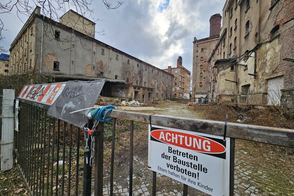 Feuerwehrleute mussten am Donnerstagabend zur einstigen Dresdner Malzfabrik ausrücken.