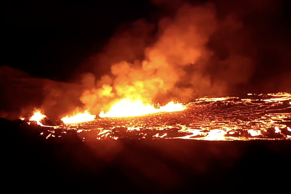 Überwachungsaufnahmen zeigen die Lava-spuckende Erdspalte in der Nacht zum Donnerstag.