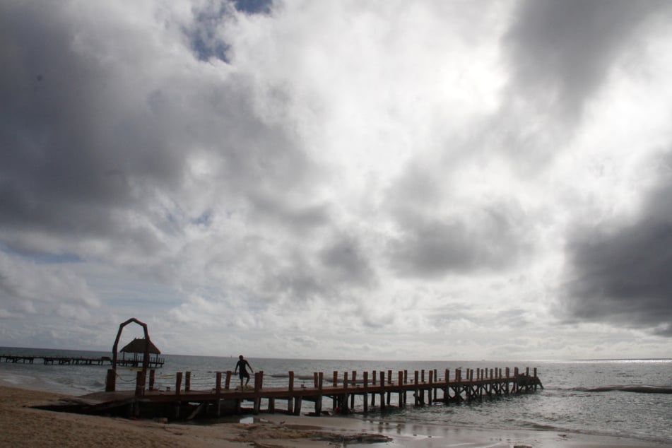 Ein Arbeiter sichert ein Dock am Playa Del Carmen, bevor der Hurrikan "Delta" eintrifft.