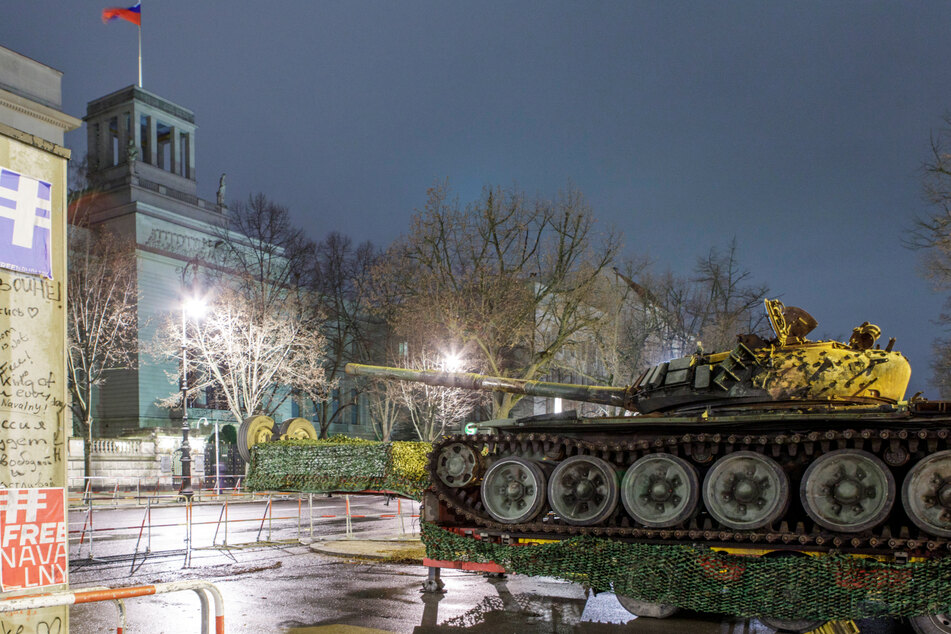 Der kaputte Panzer diente für einige Tage vor der russischen Botschaft als Mahnmal gegen den Krieg. (Archivbild)