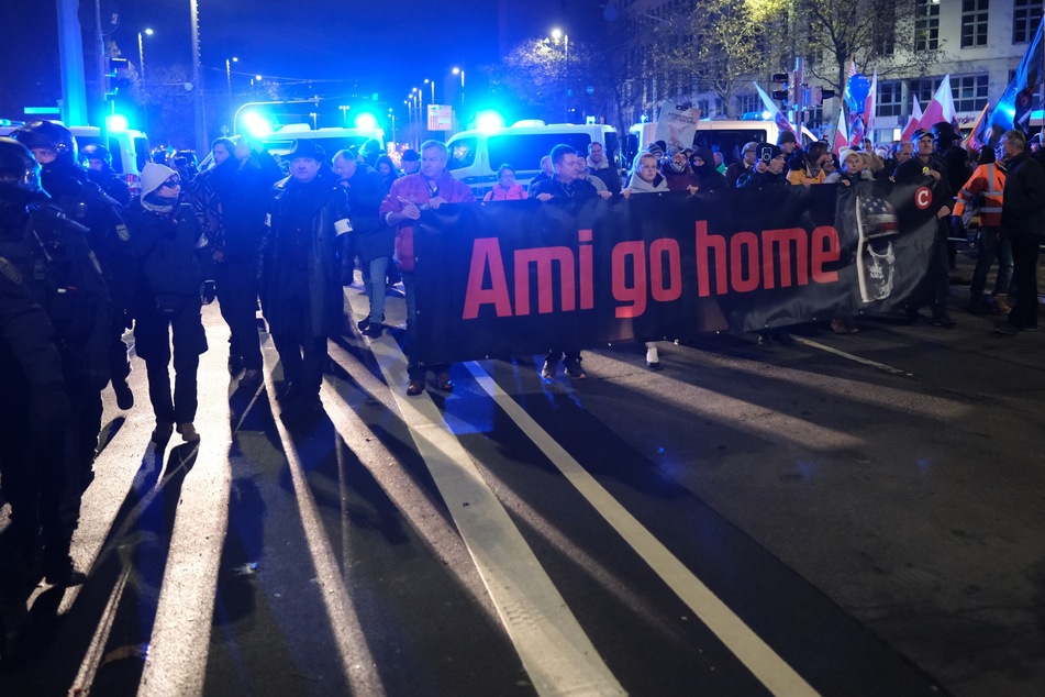 Bei der "Ami go Home"-Demo hatten sich im November zahlreiche Rechtsextreme in Leipzig versammelt. Forscher beobachten in Sachsen eine große Vielfalt innerhalb der antidemokratischen Kräfte.