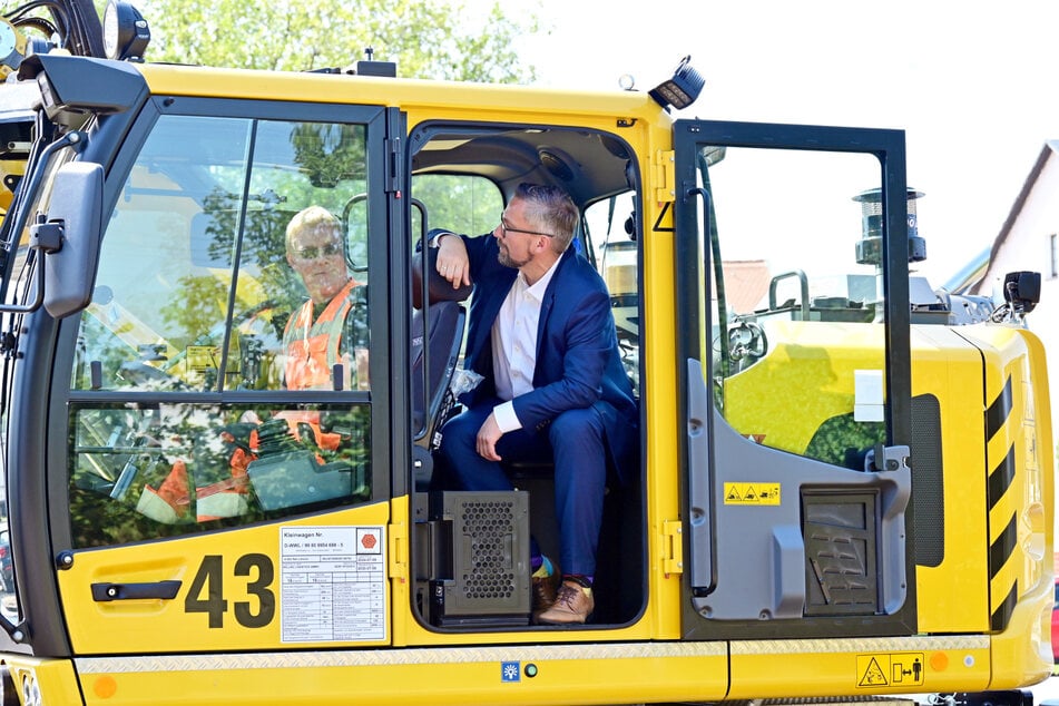 Wirtschafts- und Verkehrsminister Martin Dulig (50, SPD) hilft beim obligatorischen Baggern.