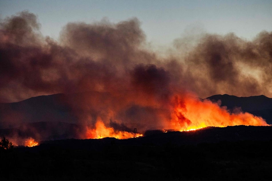 10.000 Menschen mussten bereits vor den Flammen flüchten.
