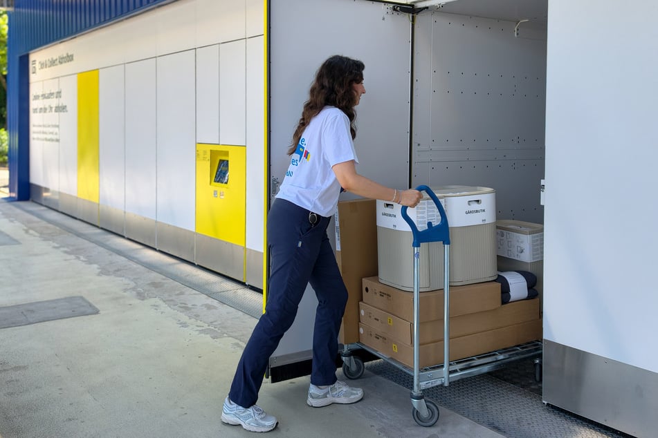 Die neue Abholbox ist die erste in Deutschland, die direkt in die Fassade integriert ist.