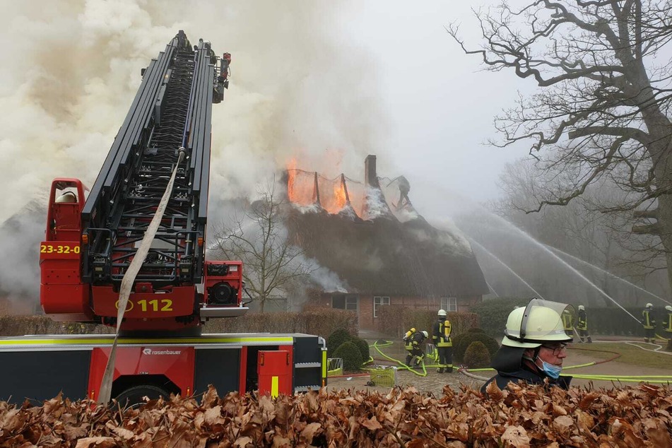 Einsatzkräfte der Feuerwehr kämpfen gegen die Flammen.