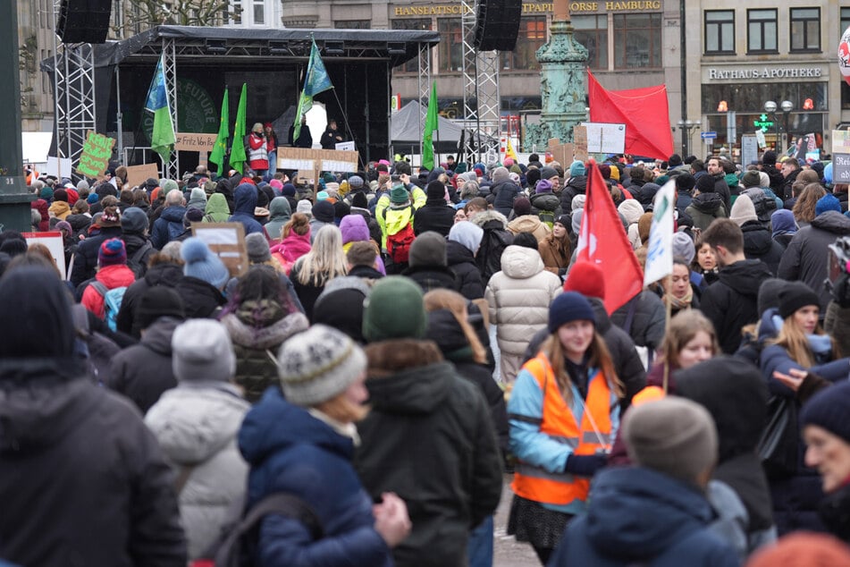 In Hamburg haben am heutigen Freitag Tausende Menschen am bundesweiten Klimastreik von Fridays for Future teilgenommen.