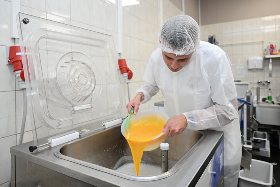 Wer beim Eingießen nicht aufpasst, sorgt im Handumdrehen für eine Sauerei.