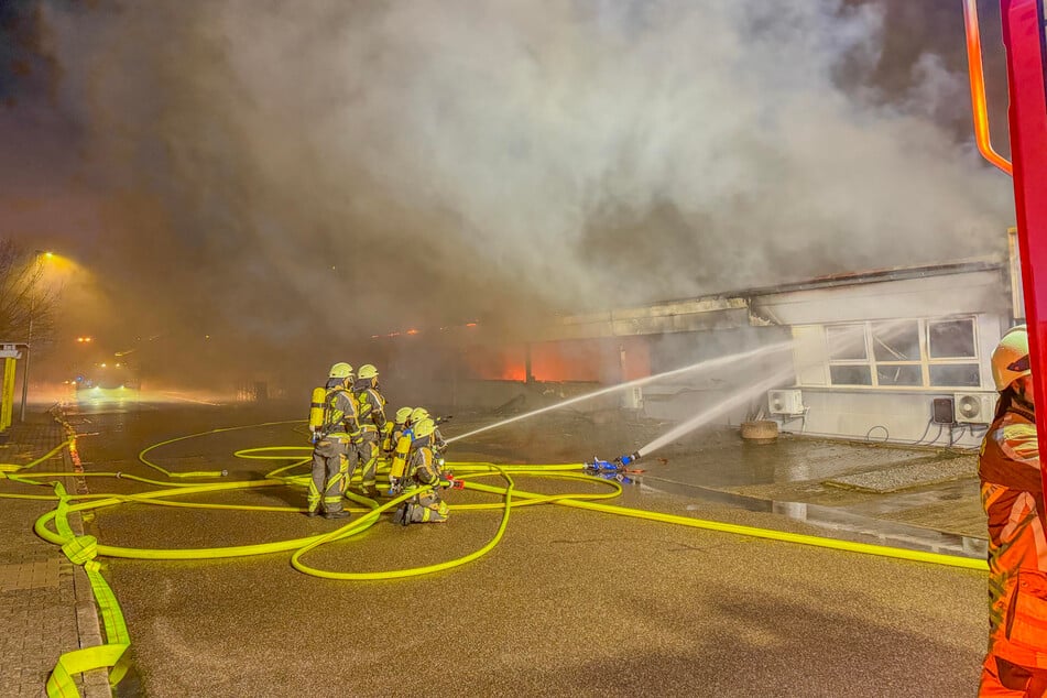 Das Feuer brach in einer etwa 1500 Quadratmeter großen Halle in Waghäusel aus.