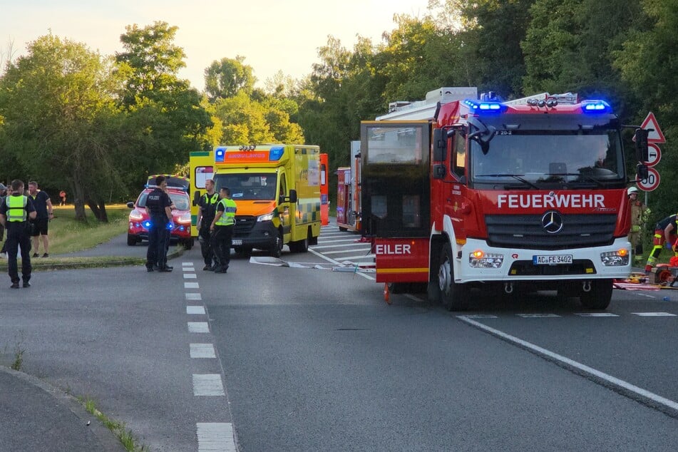 Neben Polizeikräften waren auch Feuerwehrleute an der Unfallstelle in Eschweiler im Einsatz.