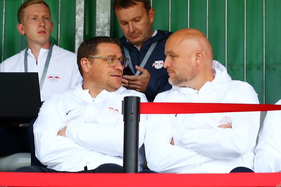 RB Leipzigs Sportvorstand Max Eberl (49, vorn l.) und Sportdirektor Rouven Schröder (47, r.) haben einige interessante Neuverpflichtungen für die Sachsen an Land gezogen.