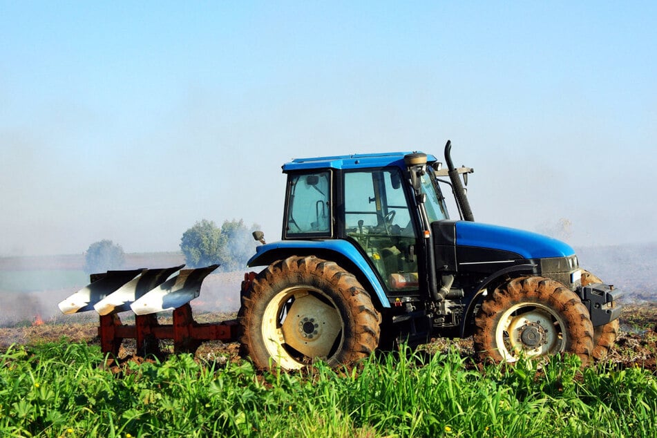 Aus kippendem Traktor geschleudert: Vater und Sohn in Krankenhaus