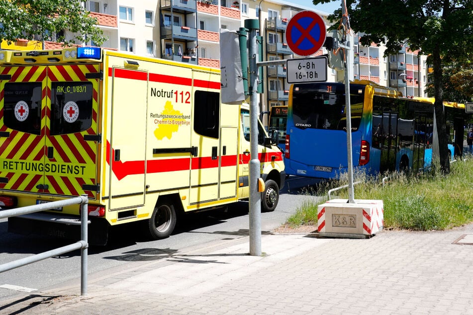 Nach Bus-Notbremsung in Chemnitz: Frau stirbt im Krankenhaus