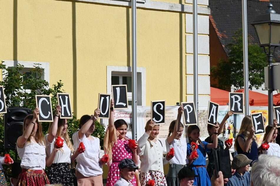Auf der Bühne präsentierten Jung und Alt verschiedene Programmpunkte.