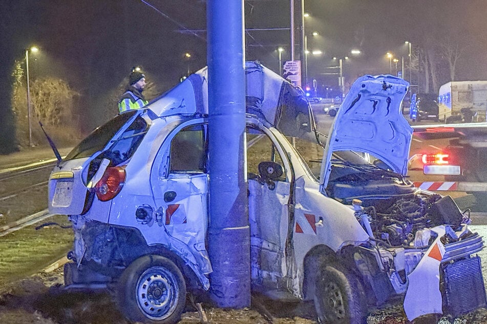 21-Jähriger kracht gegen Oberleitungsmast und stirbt