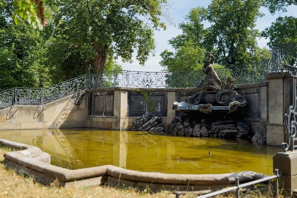 Der Delphinbrunnen an der Brühlschen Terrasse wurde schwer beschädigt.