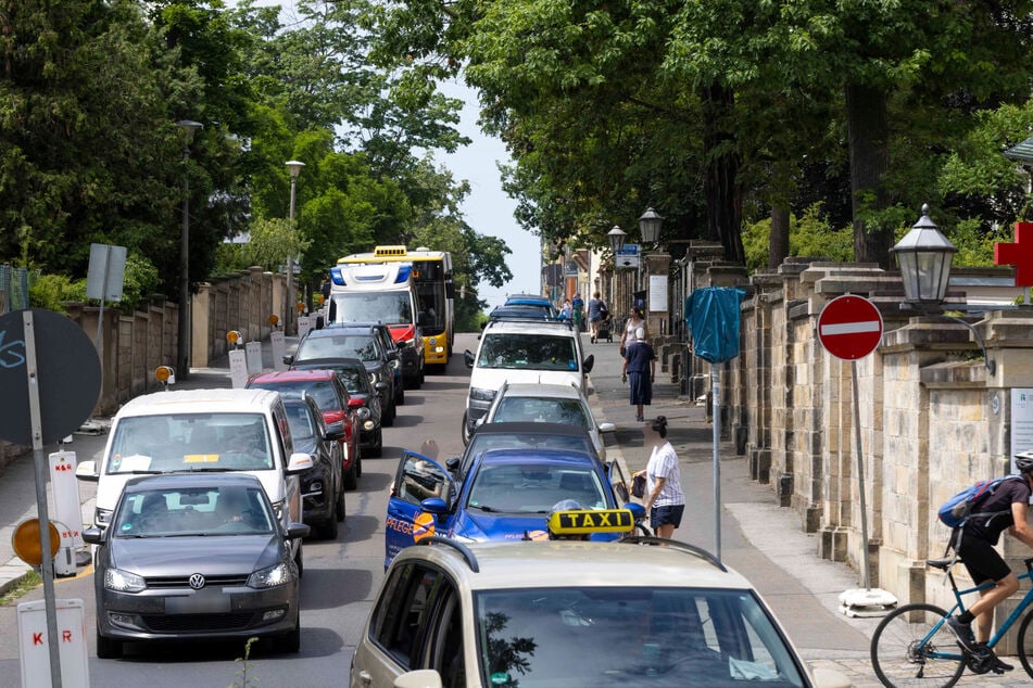 Zwei Jahre Lärm und Abgase: Die Umleitung über die enge Holzhofgasse am Diakonissenkrankenhaus auch für Bus-Ersatzverkehr war für Klinikbesucher, Anwohner, Gewerbetreibende und nahe Kitas belastend.