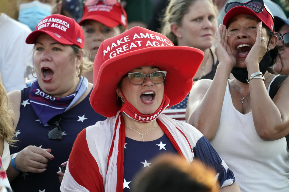 Obwohl die USA weltweit die meisten Corona-Todesopfer verzeichnet, glauben viele Amerikaner, dass Trump der richtige Mann sei, um sie durch die Pandemie zu führen.