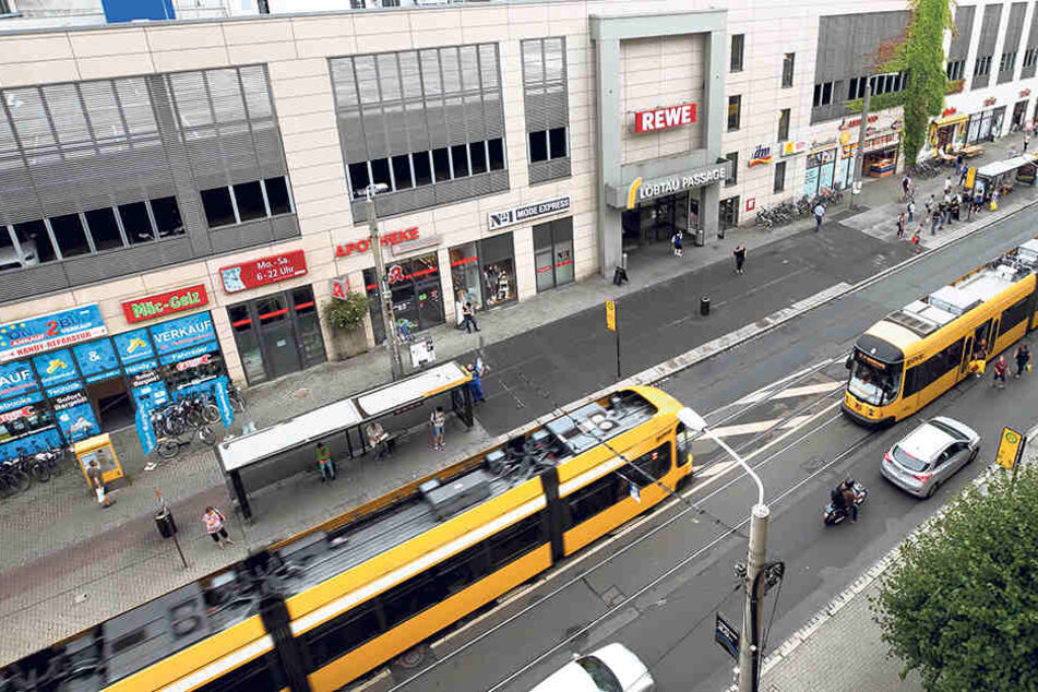 Momentan fahren Autos, Busse und Straßenbahnen gemeinsam über die Kesselsdorfer Straße. Künftig soll die Haltestelle entschärft werden.