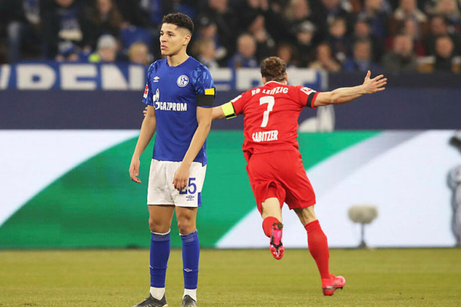 Überrascht und überrumpelt steht Amine Harit (l.) nach Sabitzers Führungstreffer auf dem Feld.