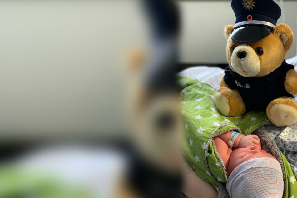 Ein kleines Teddy-Präsent gab es für Anton obendrein.