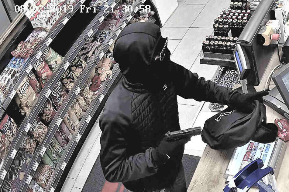 Das von der Polizei veröffentlichte Bild zeigt den maskierten Mann bei seiner Tat.
