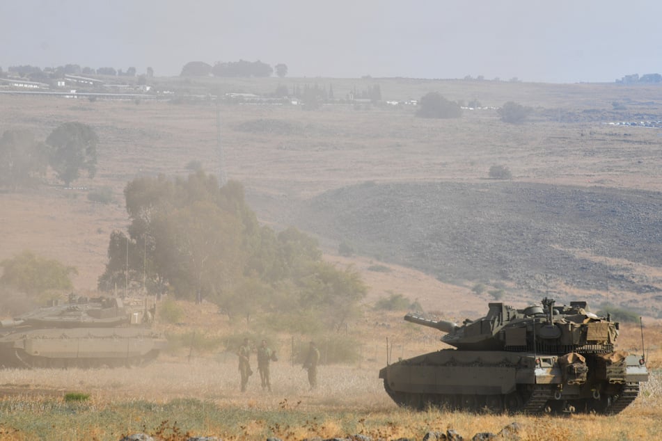 Nahe der Grenze zu Libanon hat ein israelischer Panzer Stellung bezogen.