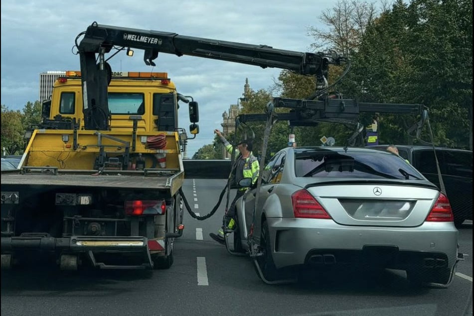 Der Mercedes wurde zudem für ein technisches Gutachten sichergestellt.