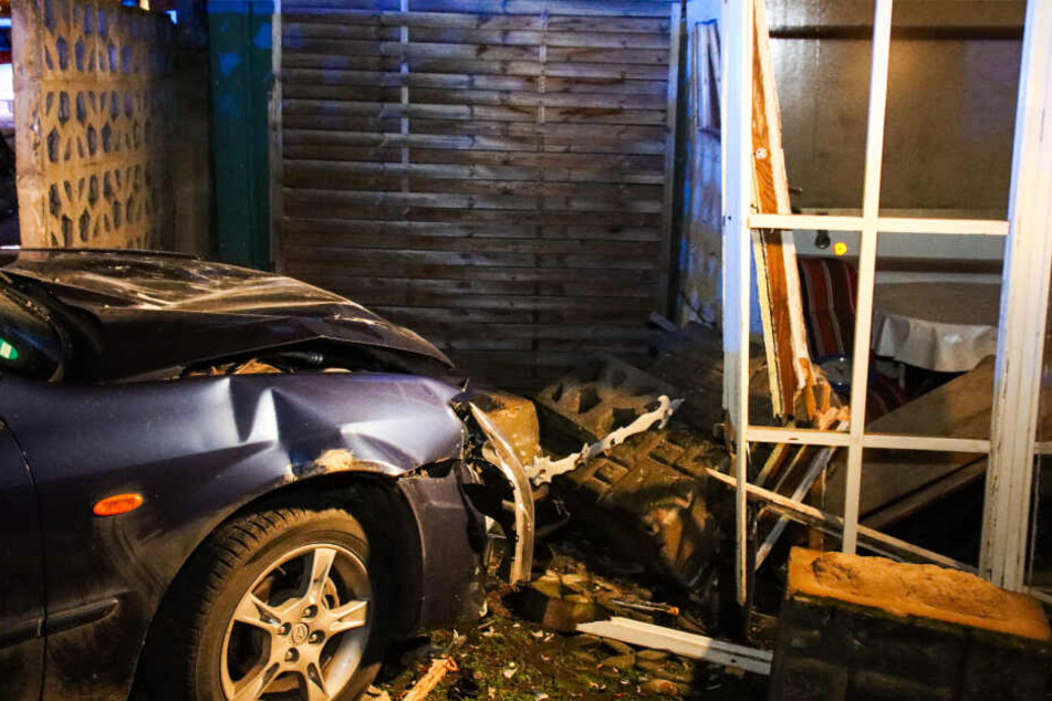 Drei Menschen wurden bei dem Unfall verletzt.