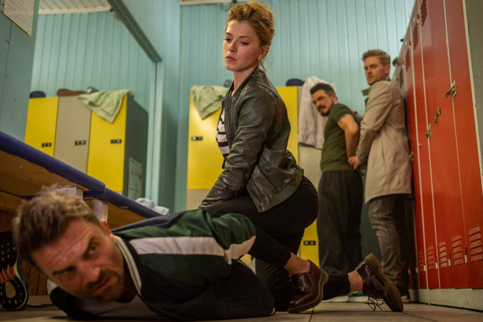 Dominik Morgenstern (Joscha Kiefer, r.) und Resi Schwaiger (Mersiha Husagic, 2.v.l.) deeskalieren einen Streit zwischen Hassan Ahmed (Ercan Karacay, hinten l.) und Lukas Hofinger (Robert Ritter, l.).