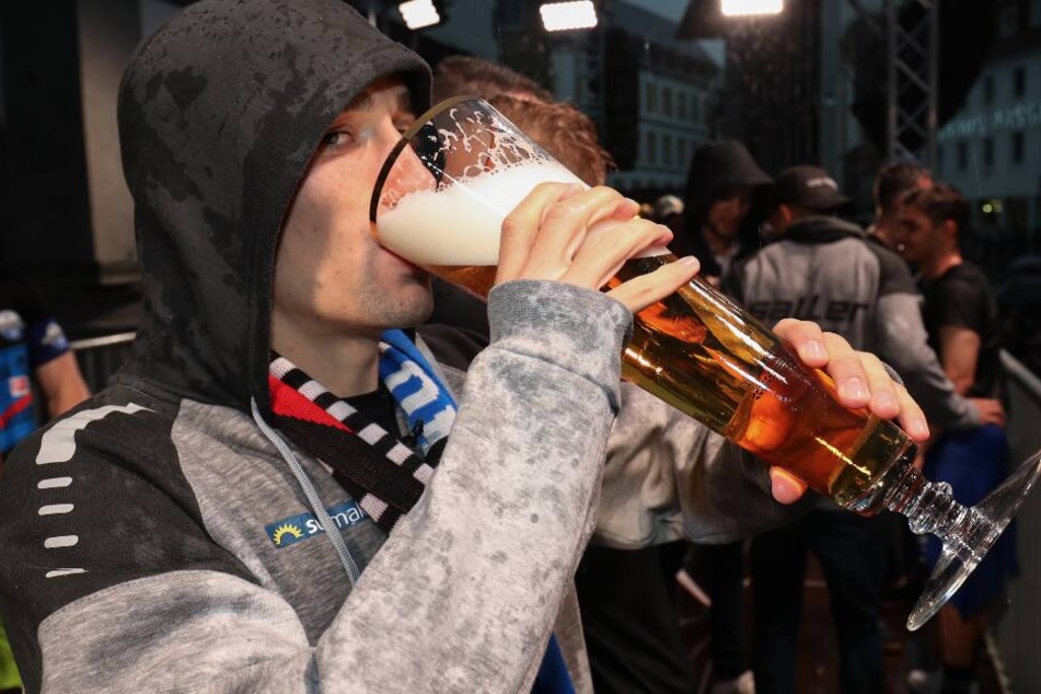 Bei der Aufstiegsfeier des SC Paderborn ließ es sich Philipp Klement richtig gut gehen.