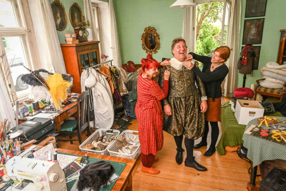 Im Atelier von Ella Späte (60, l.) probiert Kurfürst-Darsteller Detlef Heinichen (56) mit Gewandmeisterin Simone Hermsen (46) das prächtige Wams samt Pluderhosen an.
