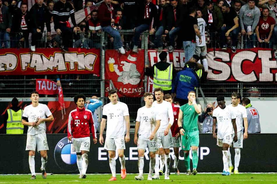 Die Mannschaft war sichtlich bedröppelt, die Fans nach der 1:5-Packung ihres FCB in Frankfurt mächtig sauer: Infolge der Klatsche wurde Niko Kovac entlassen.