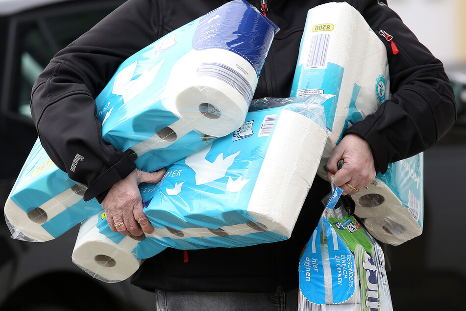 Der großzügige Gönner verteilte an mehreren Pollern in Frankfurt-Praunheim Toilettenpapier-Rollen für die Allgemeinheit (Symbolbild).