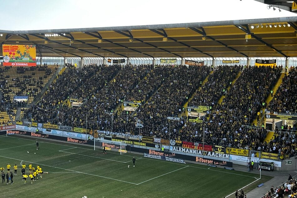 Die Aachener Fans sind bereit für das Spiel gegen Dynamo.