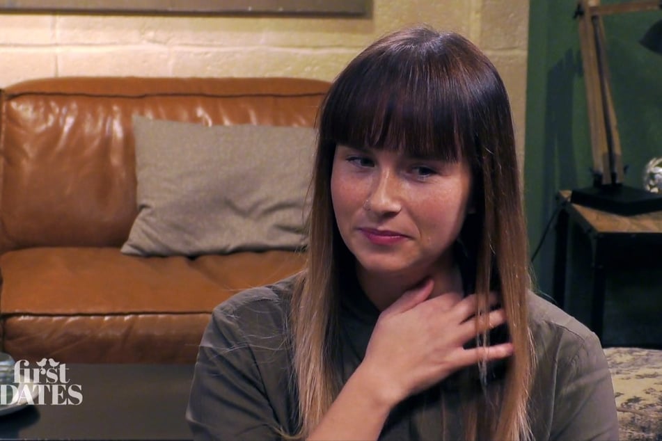 Marie (26) weiß nicht so recht, worüber sie mit ihrem Date-Partner reden soll.