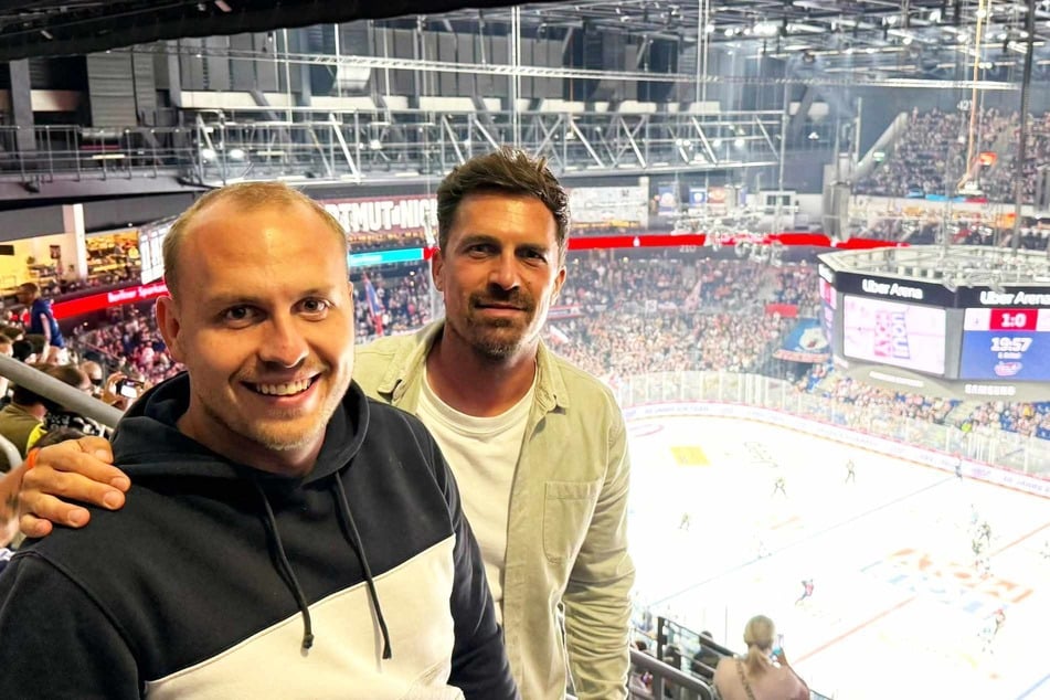 Dynamo-Coach Thomas Stamm (42, r.) mit seinem Co-Trainer Valentin Vochatzer (30). Beide sahen die DEL-Premiere der Eislöwen in der Uber-Arena in Berlin live.