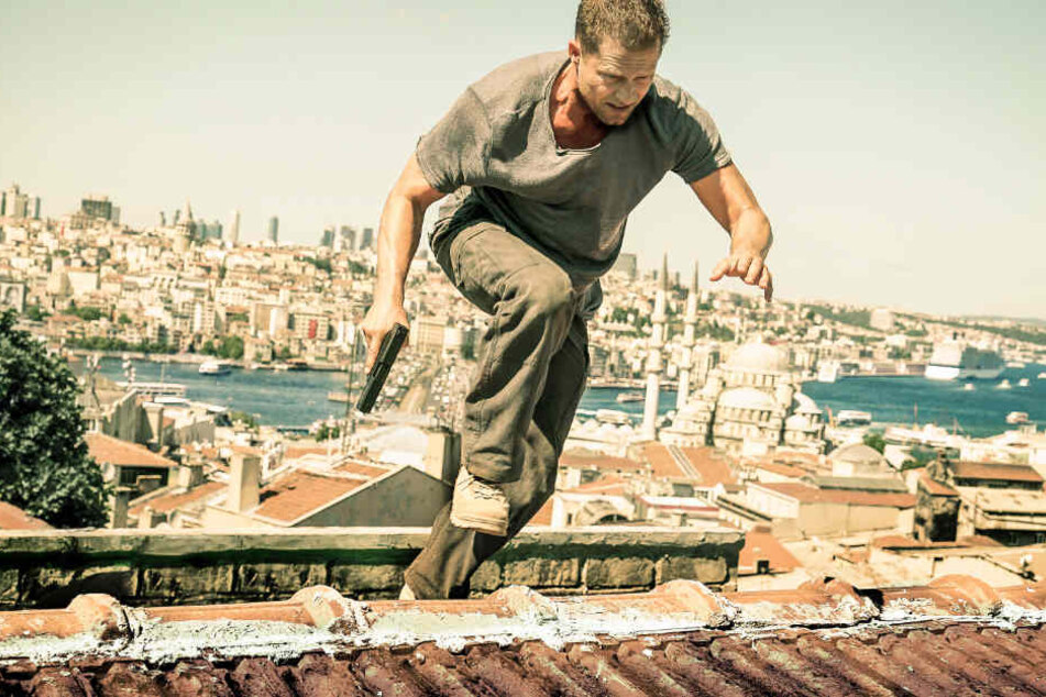 Til Schweiger alias Nick Tschiller jagt über den Dächern von Istanbul seinen Erzfeind..